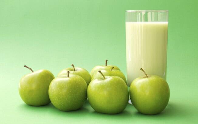 Suco de maçã verde, mel e limão: bata 1 maçã verde, 1colher (de café) de mel e o suco de um limão. Foto: Getty Images
