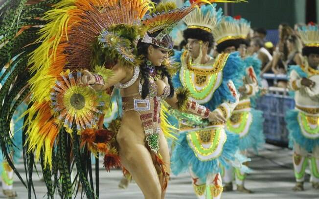 Jaqueline Maia, rainha de bateria da Acadêmicos de Santa Cruz, usou uma fantasia bem ousada. Foto: Daniel Pinheiro /AgNews