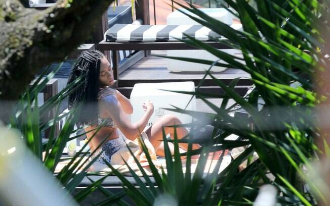 Solange Knowles curte piscina de hotel no Rio de Janeiro