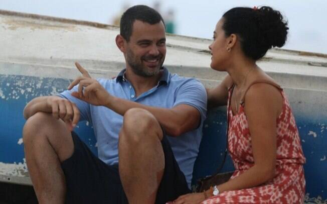 Carmo Dalla Vecchia (César) e Maeve Jinkings gravam cena na praia na quinta-feira (11)