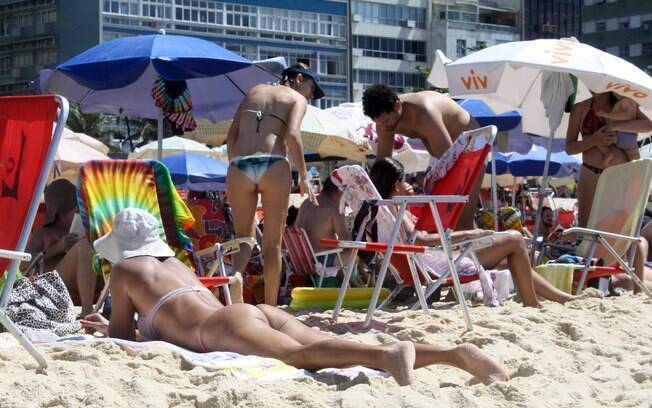 Mulher toma sol na Praia do Leblon, no Rio de Janeiro (04/01/2014)