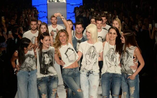 Ao final do desfile, Gisele foi homenageada pela Colcci e não conseguiu segurar a emoção
