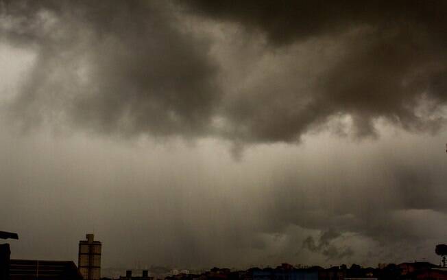 Nuvens carregadas na Vila Gustavo, zona norte de São Paulo, na tarde desta quarta-feira (24)