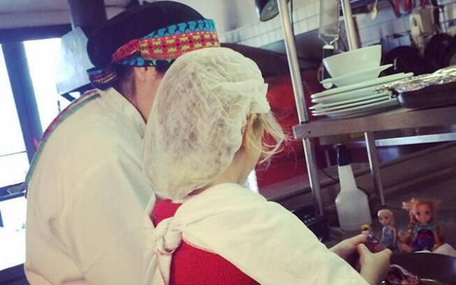 Paola compartilhou foto no Instagram com a legenda 'cozinha também é lugar de criança'