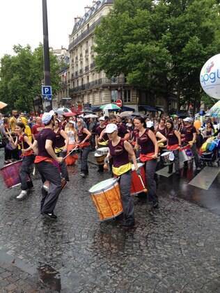 Ala de batuqueiros na Parada Gay de Paris