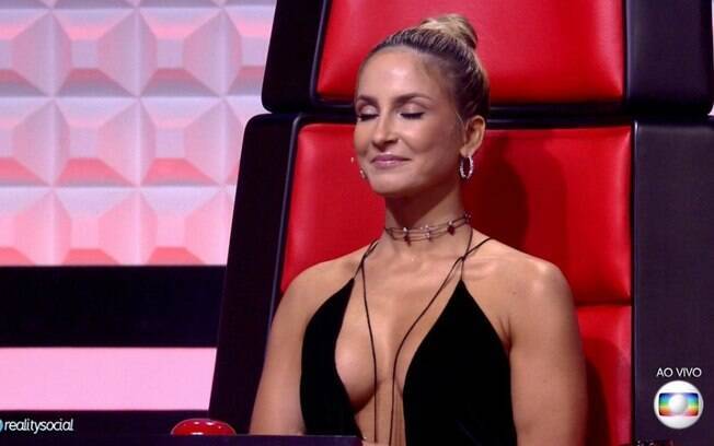 Claudia Leitte aposta em decote ousado e rouba a cena no