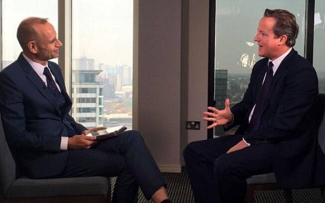 Evan Davis entrevista o primeiro-ministro britânico David Cameron para o programa 'Newsnight', da BBC.