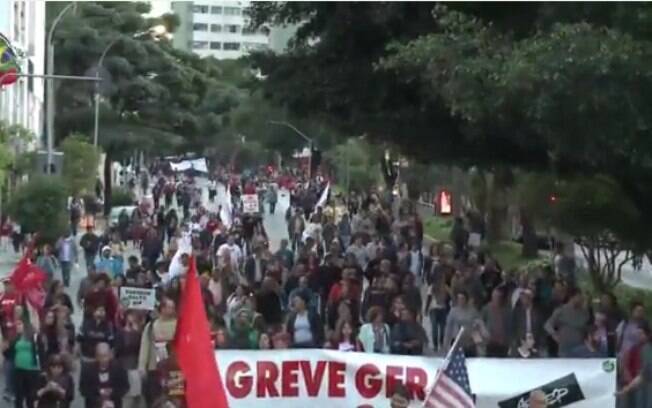 Após assembleia, professores estaduais decidiram seguir em passeata até a Praça da República