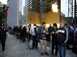 Fila em frente à principal loja da Apple em Nova York para comprar o iPhone 5