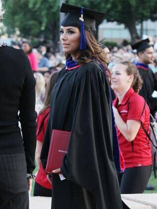 Eva Longoria se formou no curso de mestrado em 'questões latinas e chicanas' pela Universidade da Califórnia