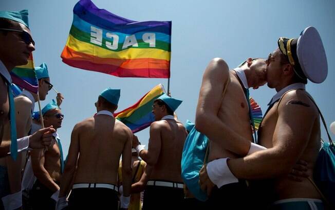Cenas de namoro marcaram todo o percurso da Parada Gay de Tel Aviv