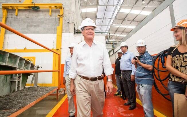 O governador paulista caminha na fábrica que constrói peças para serem usadas nas obras