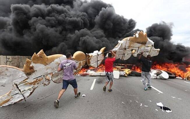 Manifestantes do MTST bloqueiam pista local da marginal Tietê, em São Paulo, na manhã desta quarta (18) em Dia Nacional de Luta. Foto: Reprodução/Facebook MTST