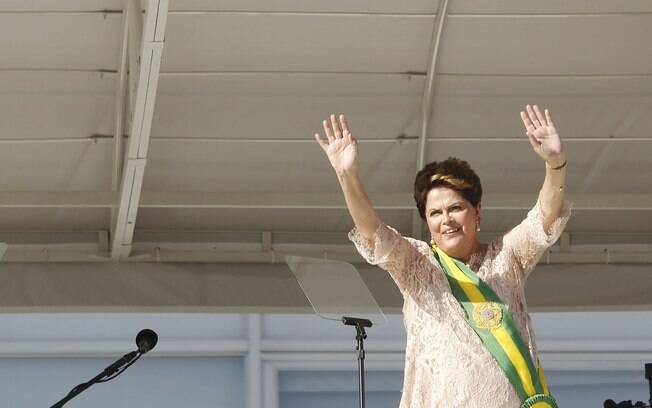 Já com a faixa presidencial, Dilma discursa no parlatório