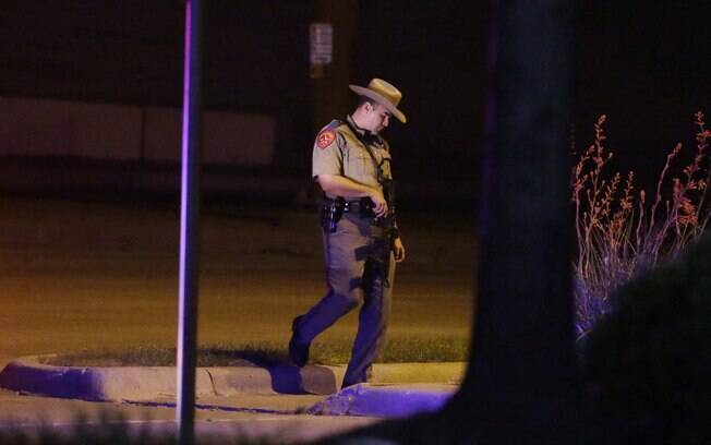Polícia do Texas faz ronda em estacionamento perto do Centro Culwell Curtis, onde atiradores foram mortos (3/05)