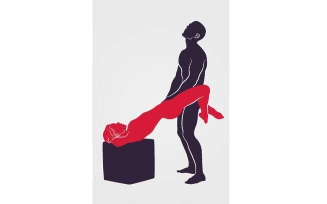 6. CHAVE DE COXA: Com os ombros apoiados, ela prende o homem entre as pernas. Ele penetra e estimula o clitóris com uma das mãos. Foto: Renato Munhoz (Arte iG)