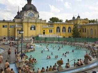 Nade com os nativos na Szechenyi