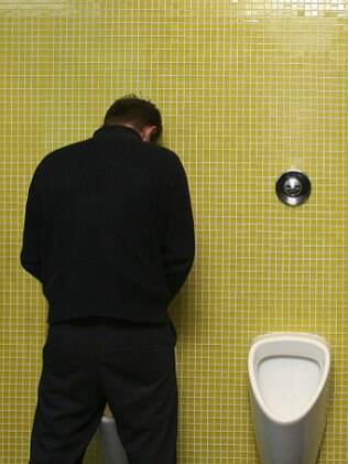 Na Alemanha, muitos homens urinam sentados