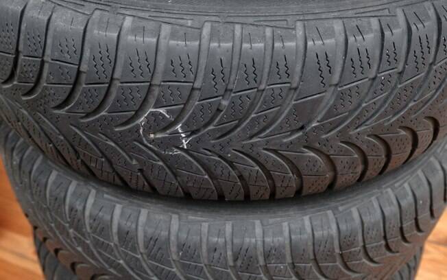 Em último caso, guarde o pneu em um lugar coberto e seco. Nunca deixe água acumular dentro dele . Foto: iStock