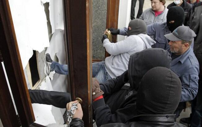 Manifestantes invadem prédio do governo regional no leste da Ucrânia