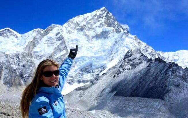 Karina Oliani apontando para o topo do Everest