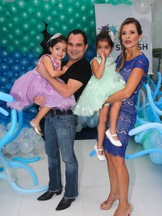 Ao lado da mulher, Flávia, Luciano Cmargo comemora aniversário das filhas Isabella e Helena