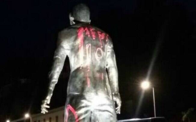 Estátua de Cristiano Ronaldo é pichada com o nome de Messi Estátua de Cristiano Ronaldo é pichada com o nome de Messi
