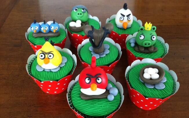 Cupcakes podem substituir o tradicional bolo e têm decorações variadas, como estes do Angry Birds. De Flavia Andrada