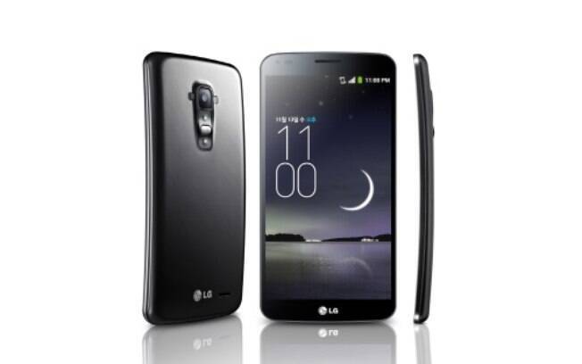 Novo smartphone da LG possui tela curva que ajusta aparelho ao contorno do rosto
