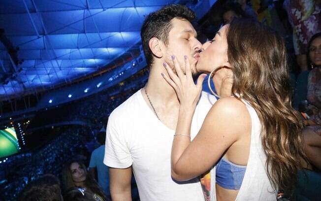 Sabrina Sato e o namorado, João Vicente de Castro, fizeram o mesmo no show de Ivete e beijaram muito...
