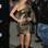 A atriz Ellen Hollman apostou nos bichos, no vestido de zebra e no sapato de cobra. Tudo dourado, em um look possível da balada à festa menos informal. Foto: Getty Images