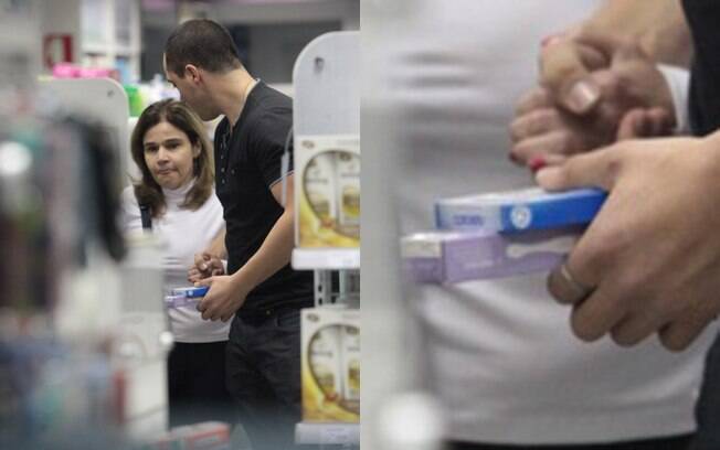 Ao lado do novo namorado, Claudia Rodrigues foi fotografada comprando teste de gravidez em uma farmácia de São Paulo
