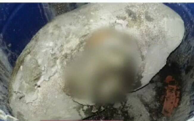 Corpo do homem esquartejado foi encontrado dentro de tambor coberto por cimento