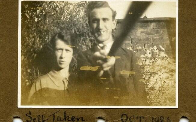 Fotografia de 1926 mostra casal usando 'bastão de selfie'