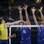 Murilo tenta passar pelo bloqueio da Sérvia. Foto: AP