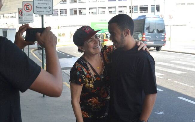 Regina Duarte posa com fãs ao desembarcar em aeroporto