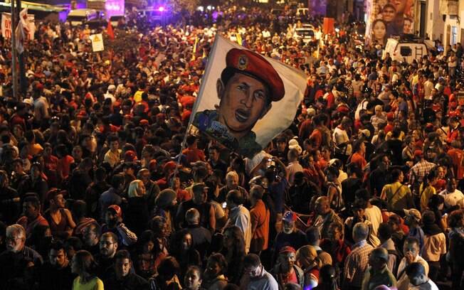 Partidários de Hugo Chávez reagem ao anúncio de sua morte em frente ao hospital militar em que ele estava internado, em Caracas (05/03)