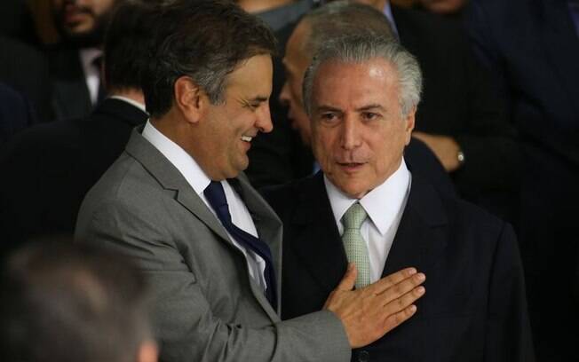  Aécio sinalizou que o PSDB pode deixar de lançar candidato à sucessão de Cunha em troca do apoio do governo de Temer para comandar a Casa nos próximos dois anos