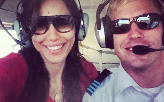 A atriz brasileira que vive em Hollywood Rebecca da Costa também costuma passear de helicóptero