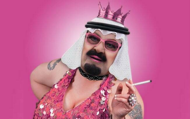 O retrato do Rei Abdullah, da Arábia Saudita, como uma drag queen bonachona e fumante irritou lideranças árabes