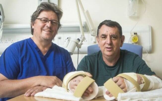 O cirurgião plástico Simon Kay, do Hospital Geral de Leeds, com King O cirurgião plástico Simon Kay, do Hospital Geral de Leeds, com King