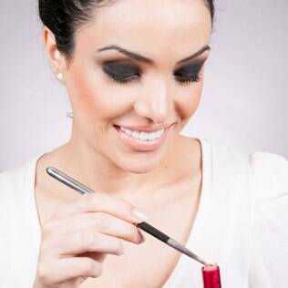 Máscara, blush e batom arrematam o look