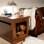 Disfarçada como mesa de canto, essa casinha fabricada pela americana Denhaus fica discreta na sala dos donos . Foto: Reprodução