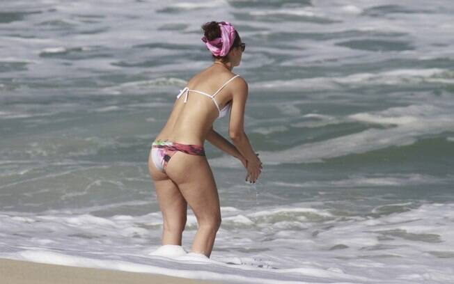 Acompanhada do marido, a atriz Camila Rodrigues mostra boa forma em praia carioca 