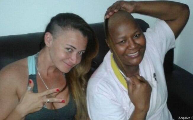 Rosinha e a técnica Vanessa Melo quando ainda se recuperava do câncer
