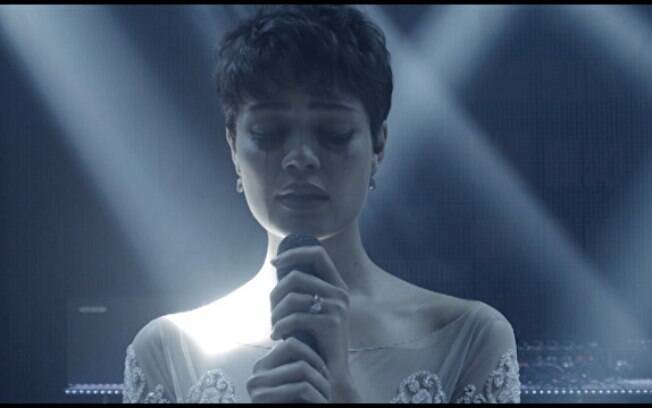 Sophie Charlotte canta