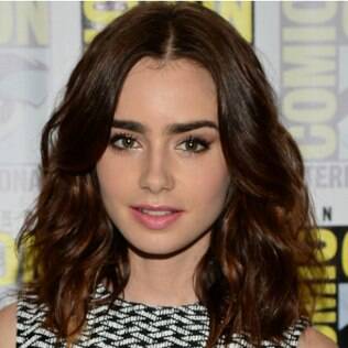 Manter as sobrancelhas em dia faz uma grande diferença, aqui a atriz Lily Collins com fios impecáveis e bem preenchidos