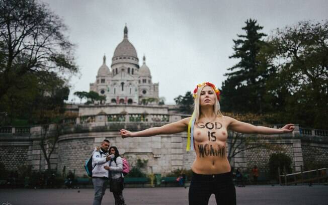 04 de dezembro - Ativistas da Alemanha, Ucrânia, França e Canadá posam nuas em apoio à colega Josephine Witt, presa em protesto dentro de igreja. Foto: Femen/Divulgação
