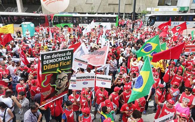   Membros de Centrais Sindicais e do Movimento dos Trabalhadores Sem Terra, realizam ato em frente a sede da Petrobras, na avenida Paulista, em São Paulo. Foto: Paulo Pinto/ Fotos Públicas