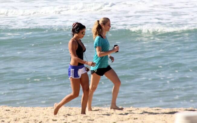 Ana Lima se exercita na praia do Leblon